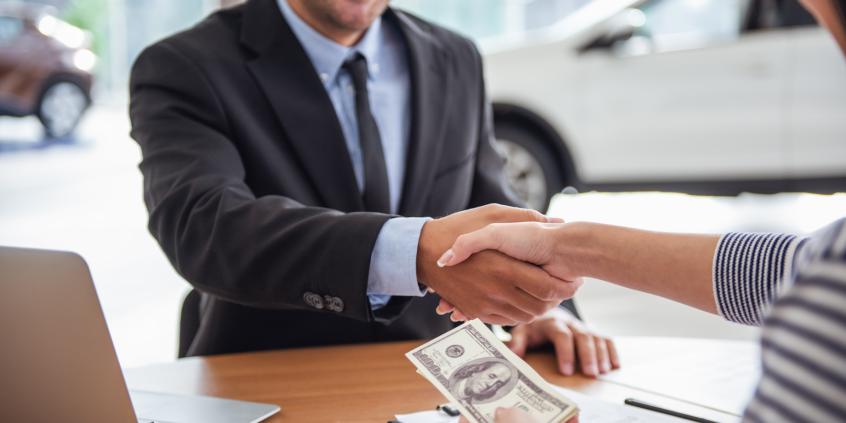 Jeden podpis decydował o milionach. Ujawniono kulisy łapówek w branży dealerskiej
