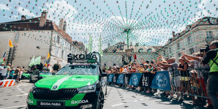 Zwycięzcy Tour de France świętują z kryształowymi trofeami zaprojektowanym przez ŠKODĘ