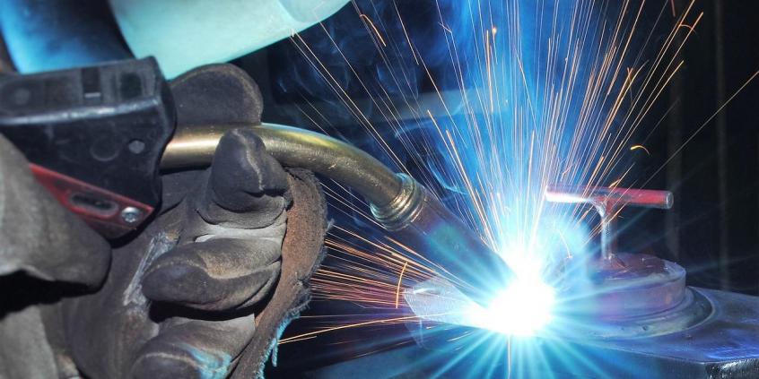 Jakiego rodzaju sprzęt wykorzystuje się we współczesnym blacharstwie?