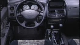 Nissan Pickup - pełny panel przedni