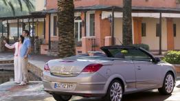 Opel Astra III TwinTop - widok z tyłu