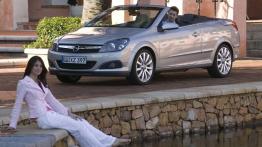 Opel Astra III TwinTop - widok z przodu
