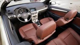 Opel Astra Twin Top OPC - widok ogólny wnętrza z przodu