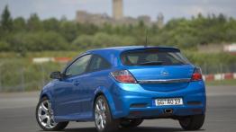 Opel Astra OPC - widok z tyłu