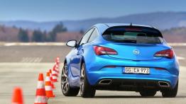Opel Astra IV OPC - widok z tyłu