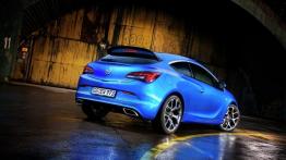 Opel Astra IV OPC - widok z tyłu