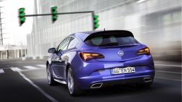 Opel Astra IV OPC - tył - reflektory włączone