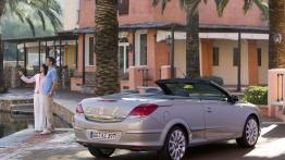 Opel Astra Twin Top OPC - widok z tyłu