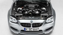 BMW M6 Gran Coupe - maska otwarta