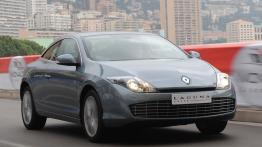 Renault Laguna Coupe - przód - reflektory włączone
