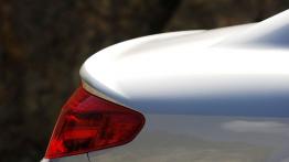 Peugeot 407 Coupe - lewy tylny reflektor - wyłączony