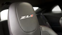 Chevrolet Camaro ZL1 Coupe - zagłówek na fotelu pasażera, widok z przodu