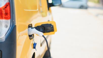 Elektryczny dostawczak do 4,25 tony na kategorię B – przywilej czy pułapka?