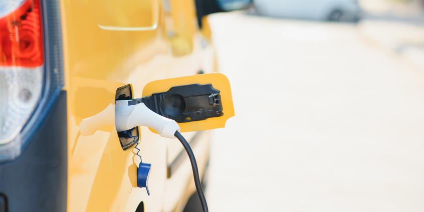 Elektryczny dostawczak do 4,25 tony na kategorię B – przywilej czy pułapka?