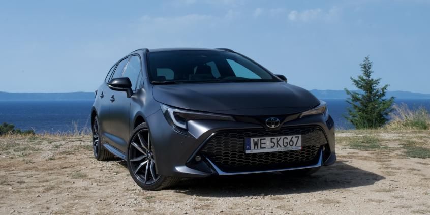 Toyota Corolla TS Kombi 2.0 Hybrid vs Peugeot 308 SW Plug-in Hybrid - porównanie spalania w trasie. Który typ hybrydy lepszy?