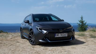 Toyota Corolla TS Kombi 2.0 Hybrid vs Peugeot 308 SW Plug-in Hybrid - porównanie spalania w trasie. Który typ hybrydy lepszy?