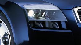 Audi Avantissmo Concept - prawy przedni reflektor - włączony