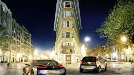 BMW i3 Concept - tył - reflektory włączone