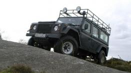 Land Rover Defender - widok z przodu