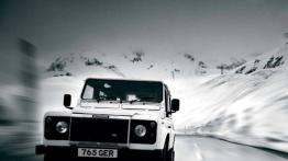 Land Rover Defender - widok z przodu