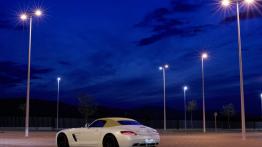 Mercedes SLS AMG Roadster - tył - reflektory włączone