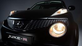 Nissan Juke-R - przód - reflektory włączone