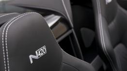 Aston Martin V8 Vantage N420 Roadster - zagłówek na fotelu pasażera, widok z przodu