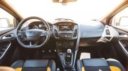 Ford Focus ST FL - pomarańczowy prowokator