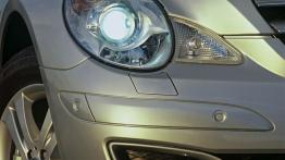 Mercedes Klasa R - prawy przedni reflektor - włączony