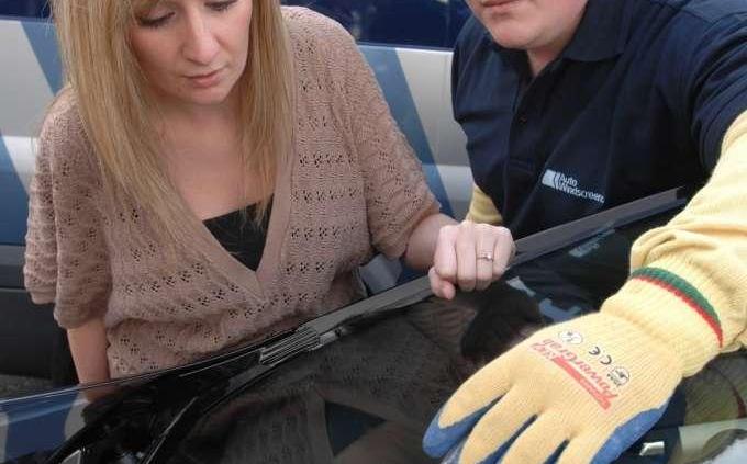 Uszkodzona przednia szyba. Co z nią zrobić?