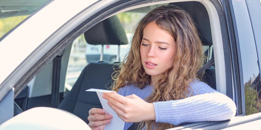 To nie mandat. Co naprawdę ląduje za wycieraczką przy Biedronce?