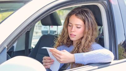 To nie mandat. Co naprawdę ląduje za wycieraczką przy Biedronce?