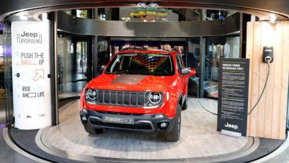 Pierwszy hybrydowy Jeep plug-in wjeżdża do Europy