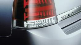 Opel Vectra - lewy tylny reflektor - wyłączony