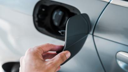 Klapka wlewu paliwa nie otwiera się? Sprawdź, jak to naprawić