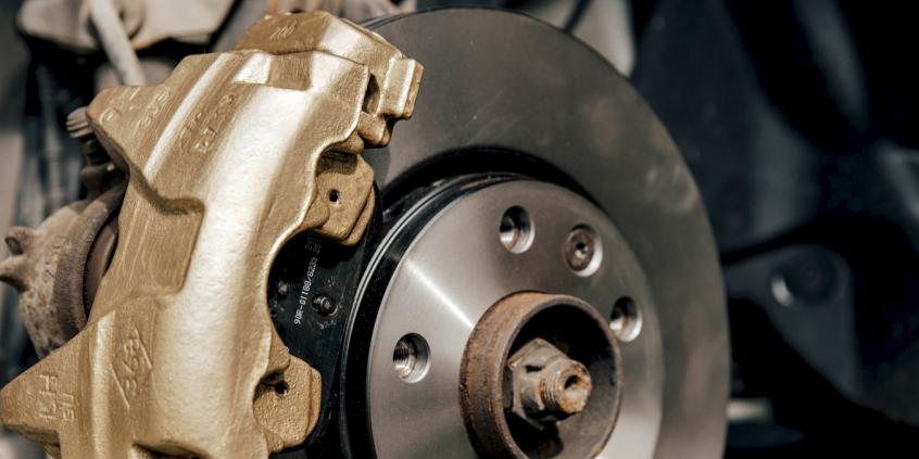 Auto ściąga przy hamowaniu? Winne mogą być nierówno zużyte tarcze