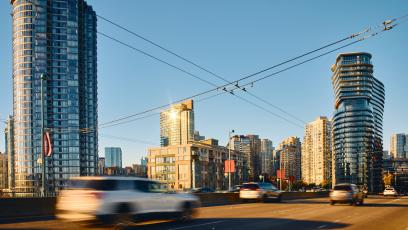Król jest jeden. Samochód zmiażdżył transport publiczny w unijnym raporcie