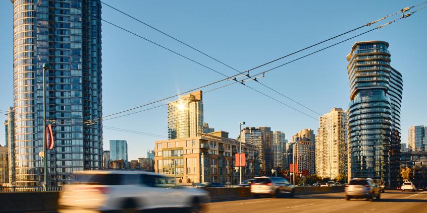 Król jest jeden. Samochód zmiażdżył transport publiczny w unijnym raporcie