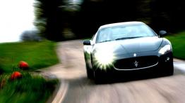 Maserati GranTurismo - przód - reflektory włączone