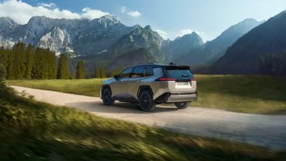 Toyota RAV4 Plug-in ma 309 KM i do 137 km zasięgu. Czy warto dopłacić do tej wersji?