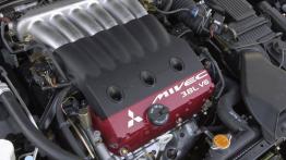 Mitsubishi Galant Ralliart - maska otwarta