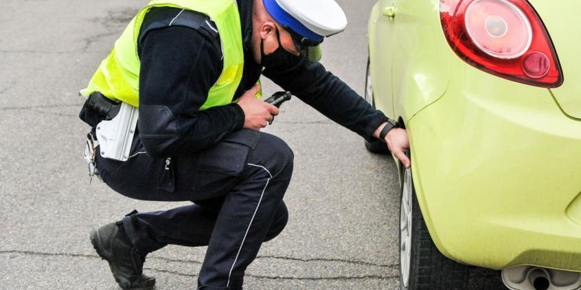 Samochód bez tablicy, naklejki lub dowodu to pojazd niedopuszczony do ruchu