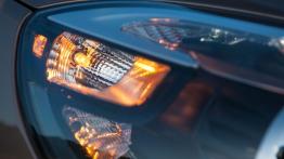 Volvo V40 Cross Country - prawy przedni reflektor - włączony