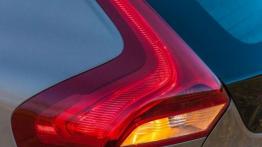 Volvo V40 Cross Country - lewy tylny reflektor - włączony