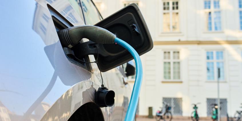 Co piąte nowe auto w UE jest elektryczne. Mimo to benzyna wciąż wygrywa