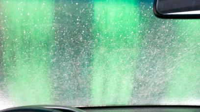 Sposób na zaparowane szyby. 3 domowe triki, które działają lepiej niż klimatyzacja i osuszacze powietrza