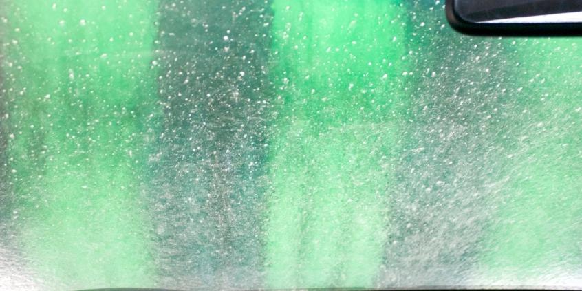 Sposób na zaparowane szyby. 3 domowe triki, które działają lepiej niż klimatyzacja i osuszacze powietrza