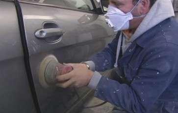 Z odpryskami na lakierze