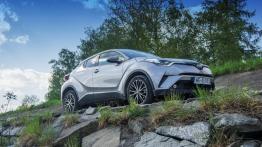 Toyota C-HR – czy wersja benzynowa ma sens?