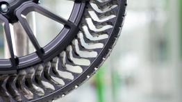 Odporna na przebicia i ekologiczna, czyli prototypowa „opona” MICHELIN Uptis